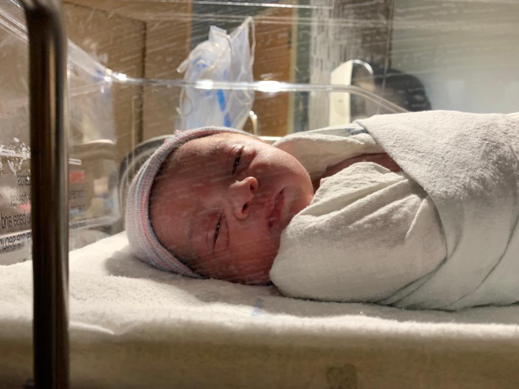 XiomaryUrbaez's tweet photo. Hola 🌍 Demoré un poco, por aquello de que lo bueno se hace esperar. Aquí estoy…agotado, pero placido. Con 3 120 y 52.70. Por allí debe venir mi abuela, también anda ojerosa. Para que sepan: nacer no es fácil, pero es lindo y yo soy un aventurero

#Cosasdeabuela #DavidAlejandro https://t.co/1e9Ye3ugX4