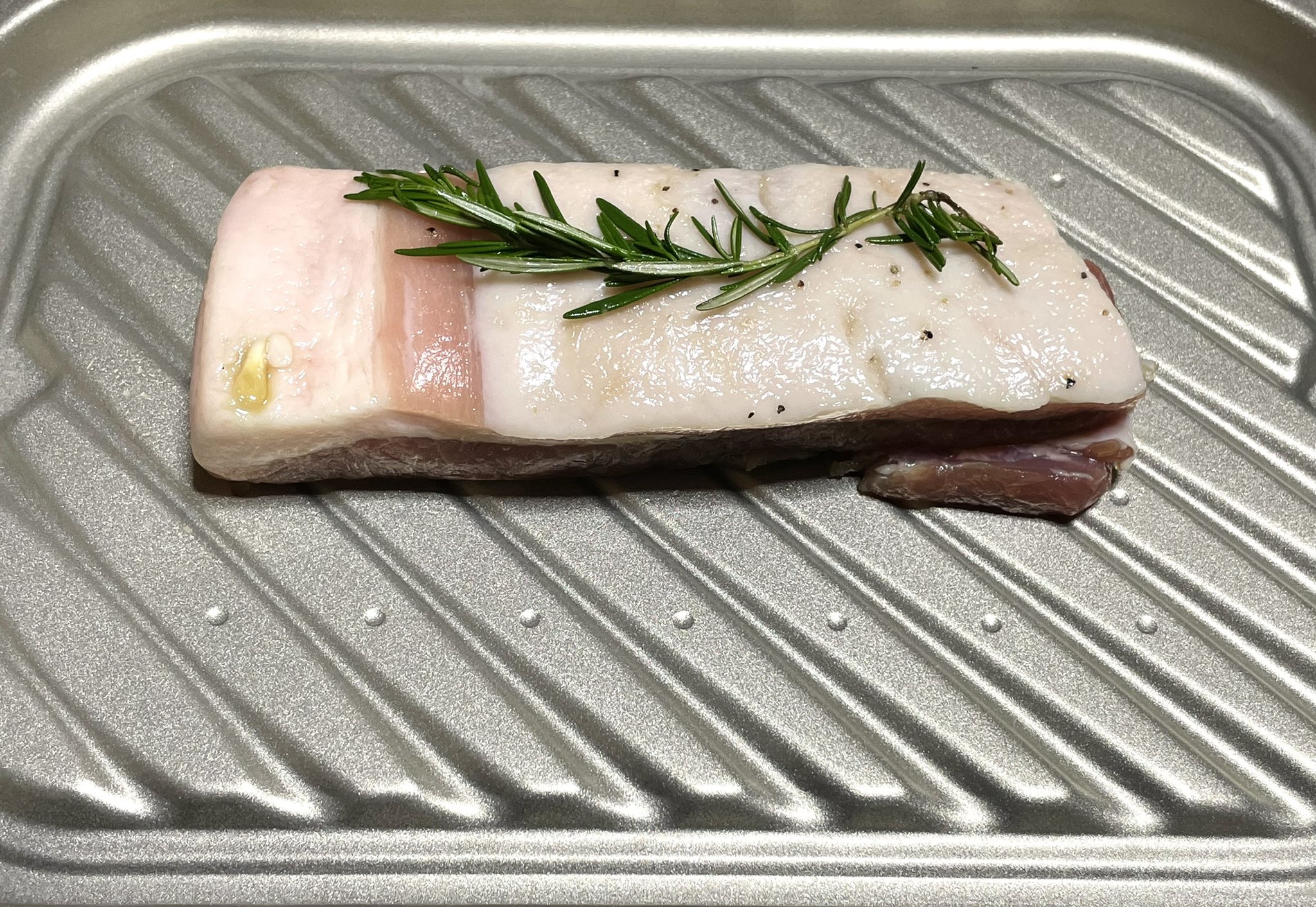 Zapa 豚バラブロック肉買ってきて塩すり込んでオーブンレンジでグリルすれば完成 とかいうズボラな限界メシのレシピがパナソニックの説明書に載ってたからやってみることにした でもちょっとアレンジして 塩と砂糖とニンニクすりおろしとローズ
