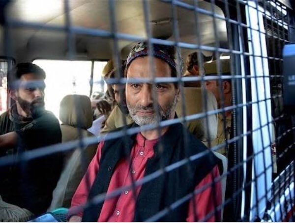 shakeel_ahmed9's tweet photo. بھارت میں انصاف کا قتل، بھارتی سپریم کورٹ نے کشمیری رہنما یسین ملک کو ٹیرر فنانسنگ کے جھوٹے مقدمے میں عمر قید کی سزا سنا دی 
#Indianoccupied #Kashmir #YasinMalik https://t.co/nEkDPsiPGx