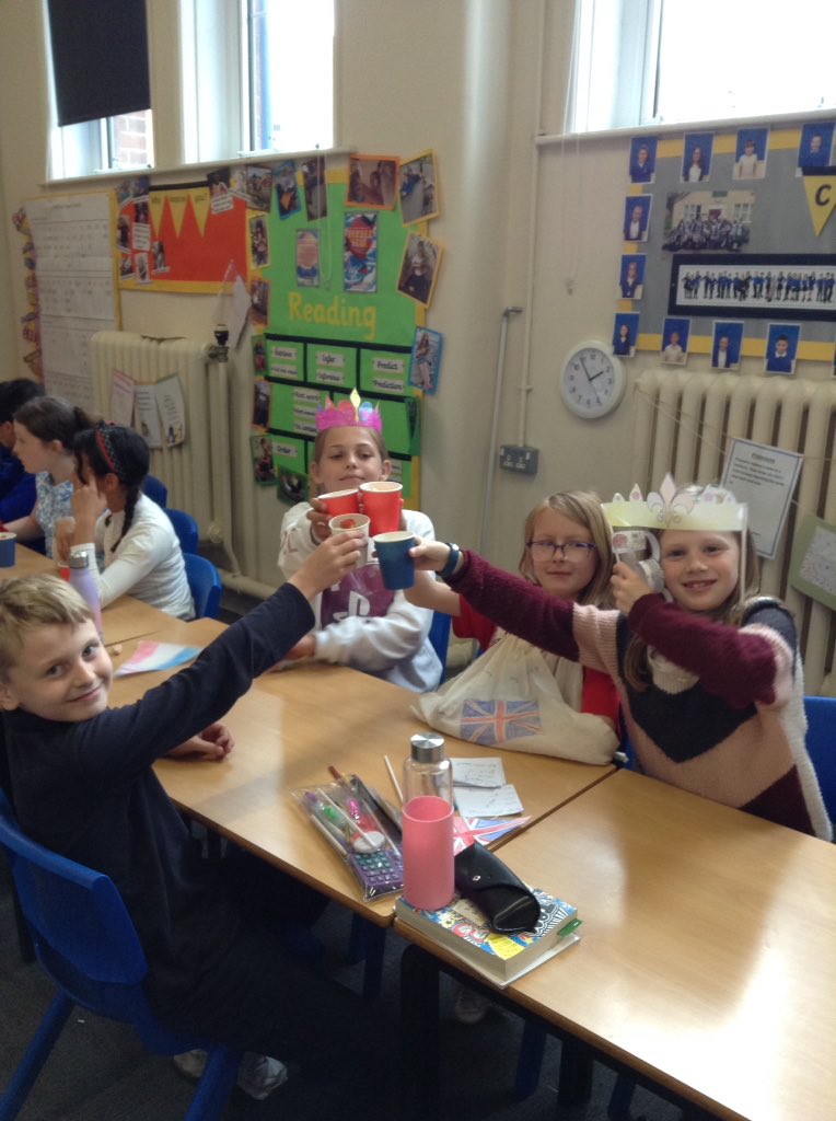 latimerprimary's tweet image. #ClassER are doing a cheers for the Queen's platinum jubilee and enjoying their fruit pots too! 👑🇬🇧