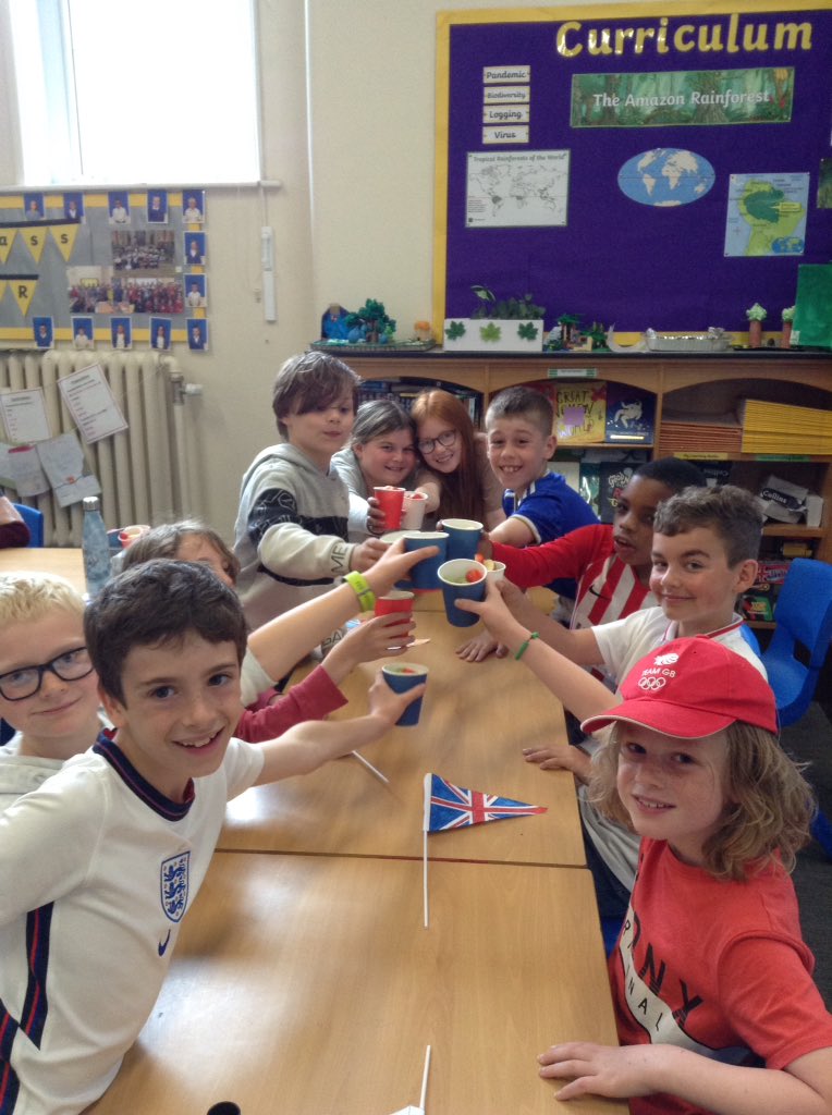 latimerprimary's tweet image. #ClassER are doing a cheers for the Queen's platinum jubilee and enjoying their fruit pots too! 👑🇬🇧