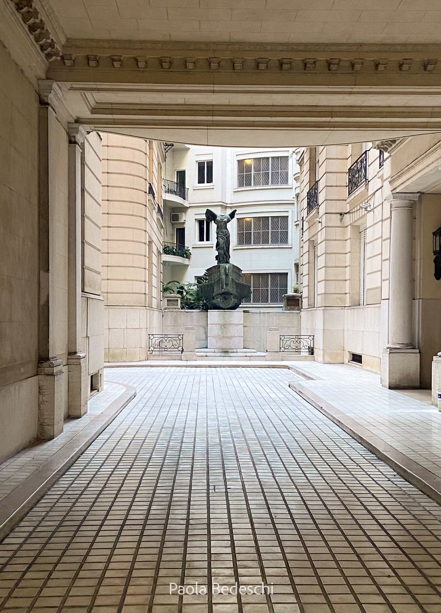 bedesabril21's tweet photo. Buenos días! Sigo fotografiando esquinas de #BuenosAires 🇦🇷 hoy comparto imágenes de Esmeralda y Arroyo con sus Bares y el Palacio Estrugamou, edificio de 1924 y en su patio se halla una copia de la Victoria de Samotracia 📸📲 #Argentina #Turismo #streetphotography https://t.co/pNxB2mlv8I
