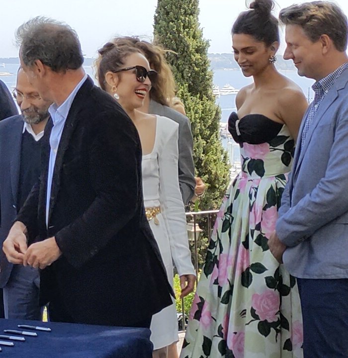 te gusta mucho el cine ? (@tegustamuchoelc) on Twitter photo Deepika Padukone in the Cannes "City Hall lunch"
<a href="/TheDeepikaFC/">The Deepika Fan Club</a> <a href="/deepikapadukone/">Deepika Padukone</a> <a href="/DeepikaPFC/">Deepika Padukone FC</a> <a href="/DeepikaHolics/">DeepikaHolics💫</a> <a href="/deepikaddicts/">Deepika Addicts</a>
#DeepikaAsCannesJury
#DeepikaPadukone #Cannes2022 <a href="/Festival_Cannes/">Festival de Cannes</a> <a href="/villecannes/">Cannes</a> Deepika Padukone in the Cannes "City Hall lunch"
<a href="/TheDeepikaFC/">The Deepika Fan Club</a> <a href="/deepikapadukone/">Deepika Padukone</a> <a href="/DeepikaPFC/">Deepika Padukone FC</a> <a href="/DeepikaHolics/">DeepikaHolics💫</a> <a href="/deepikaddicts/">Deepika Addicts</a>
#DeepikaAsCannesJury
#DeepikaPadukone #Cannes2022 <a href="/Festival_Cannes/">Festival de Cannes</a> <a href="/villecannes/">Cannes</a>