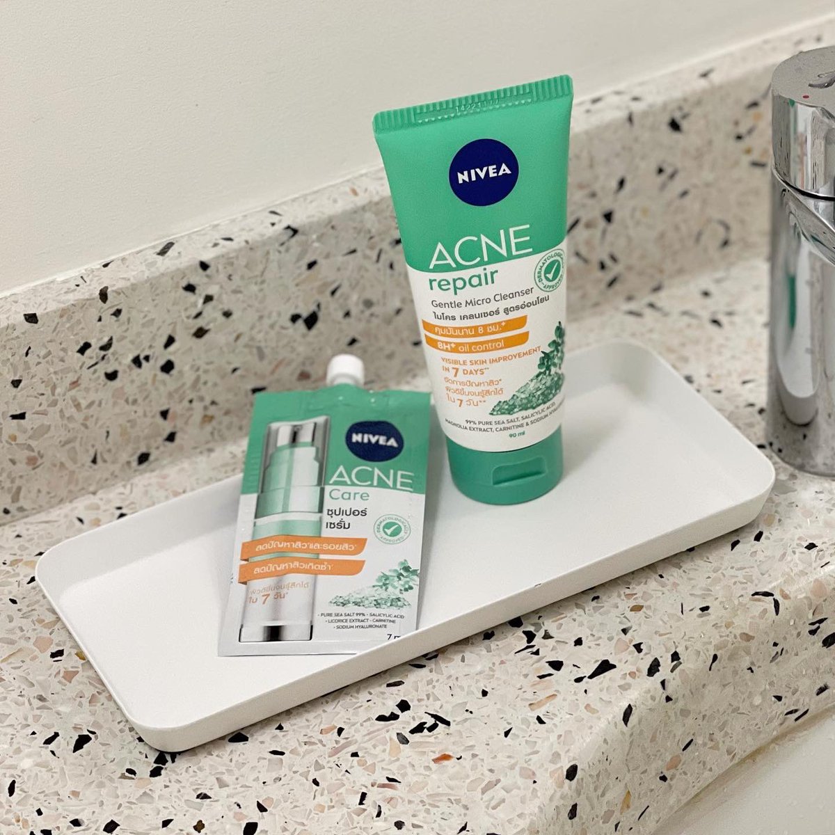 เป็นสิวช่วงเป็นวันนั้นของเดือนแล้วเซ็ง ได้ NIVEA Acne Repair 5 Skin Re-balance เซ็ตนี้มาช่วยชีวิตไว้ ตัวเคลนเซอร์เนื้อบางเบาช่วยให้ผิวสะอาด สดชื่น แล้วตามด้วยเซรั่มที่มา
ช่วยลดสิวและรอยสิวใน 1 เดียว ทั้งสิวและรอยหาย แบบเห็นได้ชัด ต้อง #NIVEAAcneRepair ช่วย #ส่งสิวสู่ขิต เวิร์คมาก