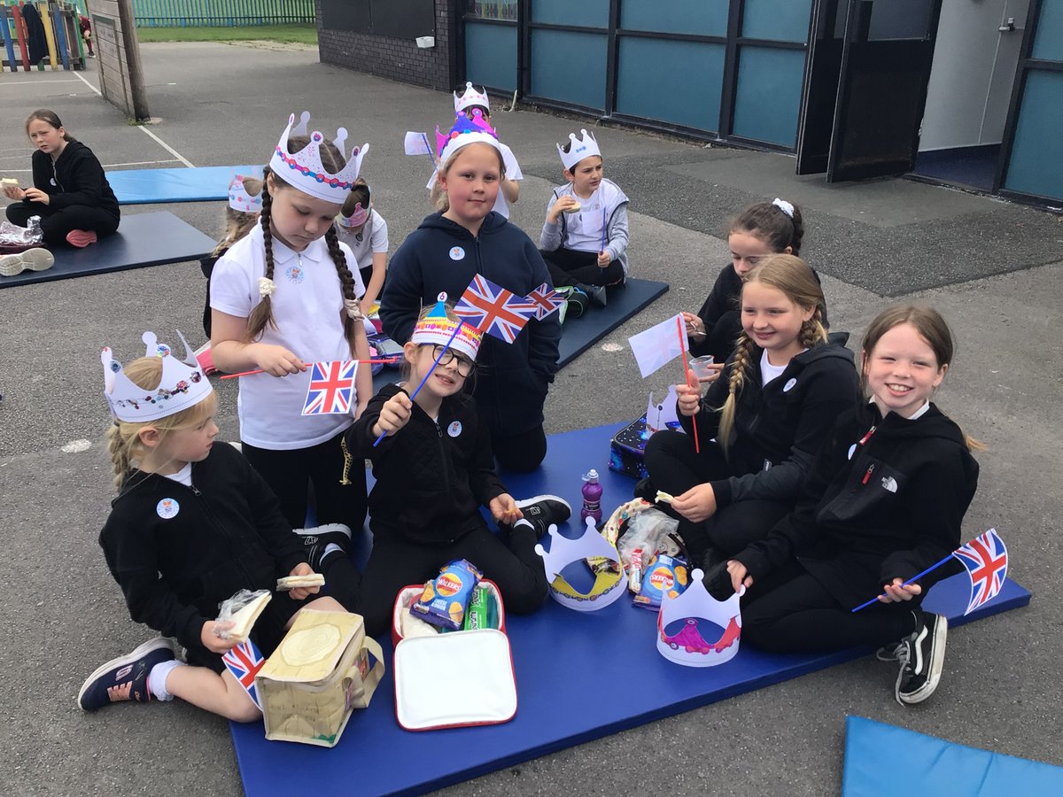 WeAreCastleway's tweet photo. We loved our #StreetParty and #PicnicLunch today as part of our #BestOfBritishWeek. Sunshine, friends, music and lunch outside. What's not to love? Enjoy the first lot of our photographs! #WeAreCelebrating #WeAreCastleway https://t.co/yDAyxU4qTg