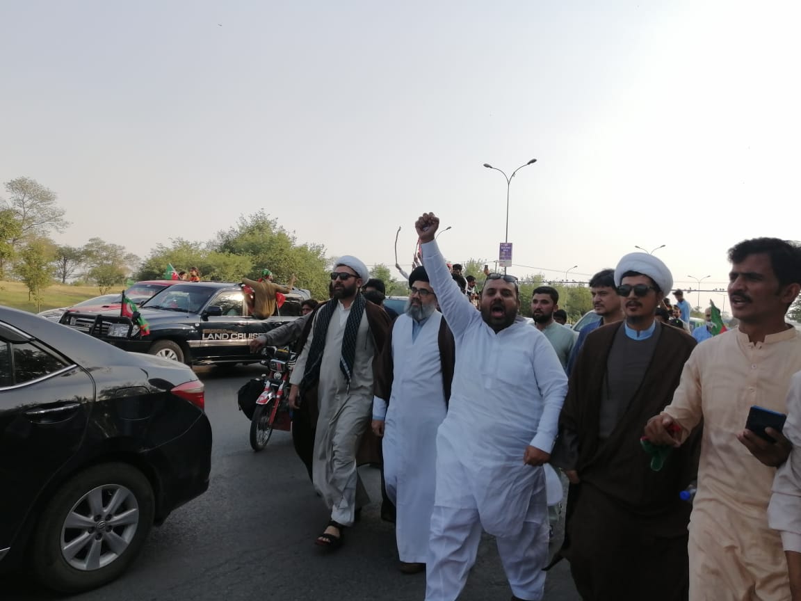 mwmpakofficial's tweet photo. مجلس وحدت مسلمین پاکستان کے مرکزی رہنماوں علامہ سید احمد اقبال رضوی، سید اسد عباس نقوی، علامہ عیسی امینی کی قیادت میں کارکنان کا پہلا قافلہ #حقیقی_آزادی_مارچ میں شریک شدید شیلنگ اور پولیس گردی کے باوجود قیادت اور کارکنان پر عزم مردہ باد امریکہ کے فلگ شگاف نعرے https://t.co/pyULVJhMcq