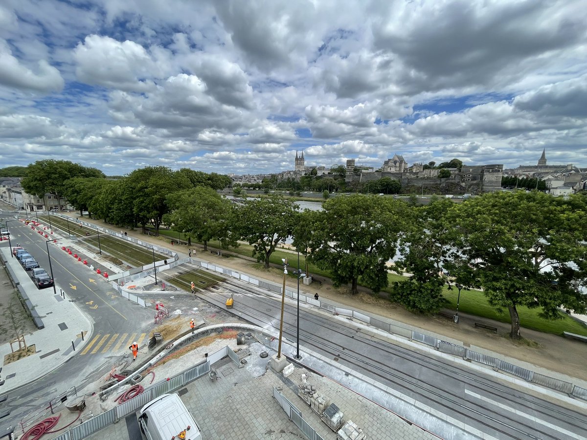 thibfontaine's tweet photo. Pose du gazon de placage 😉 #angers @Angers @RATPgroup #roberpaysage https://t.co/r2kjqXF2oo