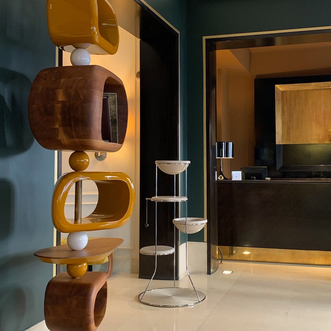 The CONSTELLATION cat tree is available in solid wood or cork. Both materials are elegant and offer a pleasant comfort to the cat.

It rises upwards with finesse, allowing the cat to stand on top of its space like a real tightrope walker.

Design by <a href="/sachalakic/">Sacha Lakic Design</a>

#design #cattree