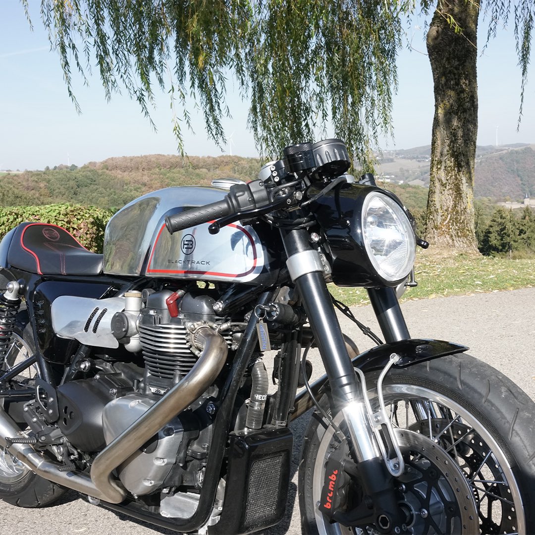 The choice of color palette for the BT02 was without hesitation the brand's colors: pure black, red and aluminum.

The finishes of the custom bike were made from a contrasting combination of matte black and shiny raw aluminum anodized parts.

#blacktrack #caferacer #motorcycle