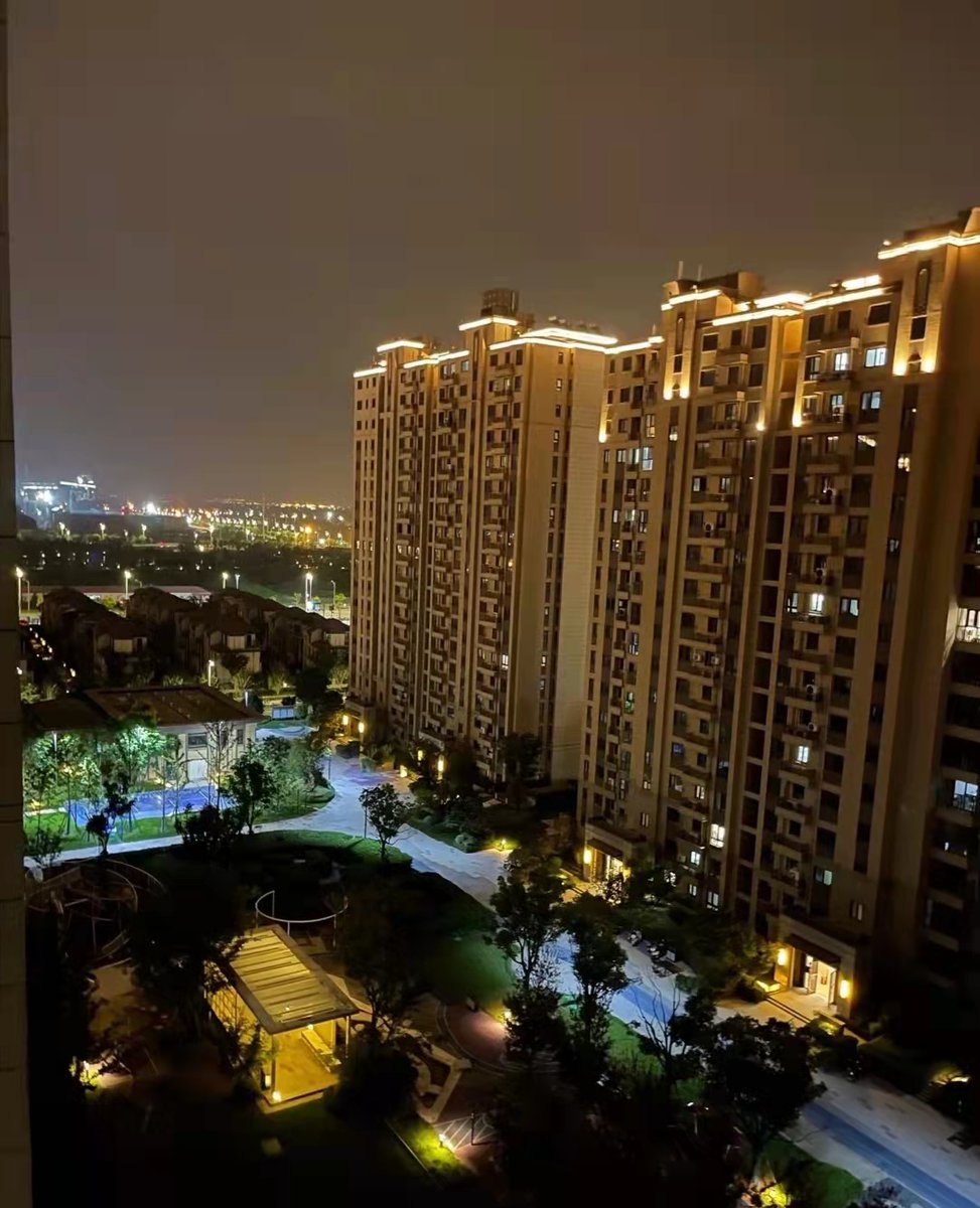 anna80241088's tweet photo. Suddenly found that the night scene downstairs is very beautiful😊 https://t.co/LpKWauVEQA