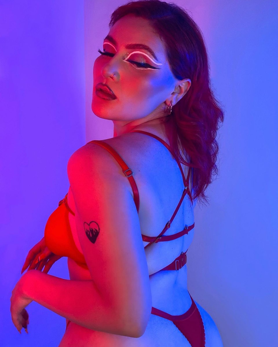 manicpanicnyc's tweet photo. Red hot!!! 🔥 🔥 🔥 

(IG: mecherdzp )

#manicpanicnyc #manicpanicpro #manicpanic #red #redhair #redhairdye #redhot #hot #fire #makeup #hairgoals #trendy https://t.co/kvjaSunJ4q