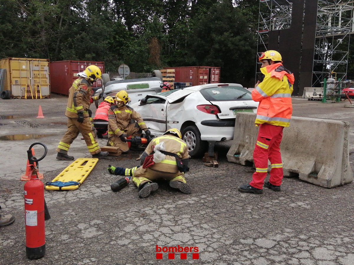 bomberscat's tweet photo. L'equip #bomberscat de Manresa fa la primera actuació d'aquesta tarda al #ConcursExcarceració https://t.co/7GijAX3i75