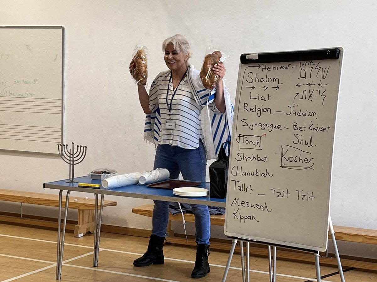 RPPS_LowerS's tweet image. Last week Year 1 were very lucky to be visited by a rabbi to teach us about Judaism and the Shabbat celebration (don’t worry it was grape juice not wine!) #religiouseducation #challahbread
