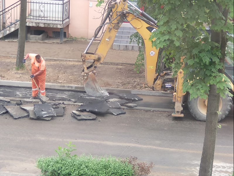 pguszala's tweet photo. 🚧Chyba nie wszystko idzie zgodnie z planem przy realizacji II etapu przebudowy alei Wojska Polskiego w JG. 🚧Dzisiaj 25.05.pracownicy wykonawcy zrywali świeżo położoną warstwę nawierzchni na przyszłej ścieżce rowerowej. Stało się to na odcinku pomiędzy ulicą Grottgera a Matejki https://t.co/R88JqFoYYd