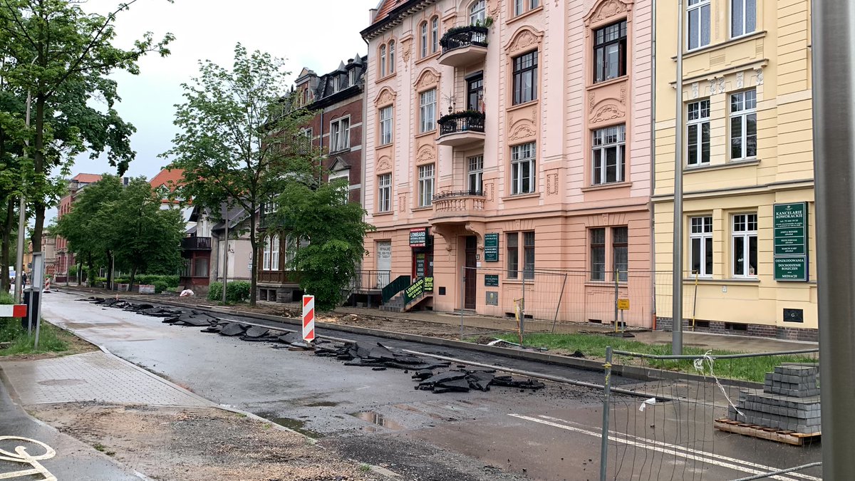 pguszala's tweet photo. 🚧Chyba nie wszystko idzie zgodnie z planem przy realizacji II etapu przebudowy alei Wojska Polskiego w JG. 🚧Dzisiaj 25.05.pracownicy wykonawcy zrywali świeżo położoną warstwę nawierzchni na przyszłej ścieżce rowerowej. Stało się to na odcinku pomiędzy ulicą Grottgera a Matejki https://t.co/R88JqFoYYd