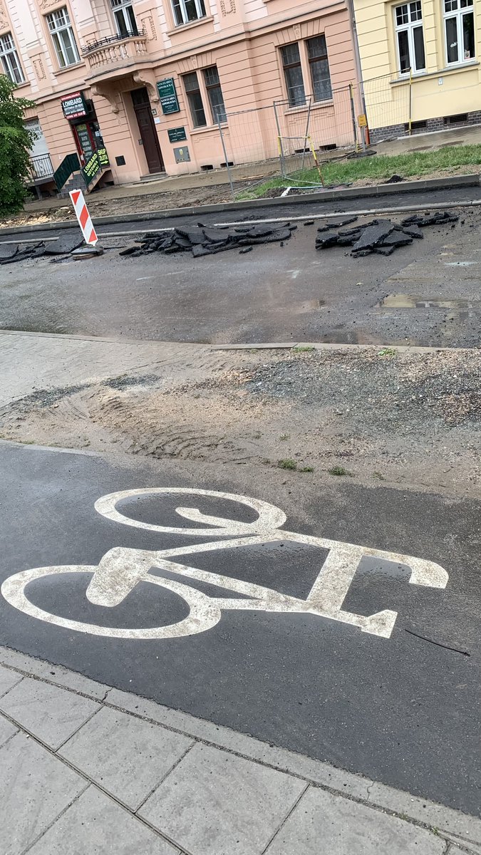 pguszala's tweet photo. 🚧Chyba nie wszystko idzie zgodnie z planem przy realizacji II etapu przebudowy alei Wojska Polskiego w JG. 🚧Dzisiaj 25.05.pracownicy wykonawcy zrywali świeżo położoną warstwę nawierzchni na przyszłej ścieżce rowerowej. Stało się to na odcinku pomiędzy ulicą Grottgera a Matejki https://t.co/R88JqFoYYd