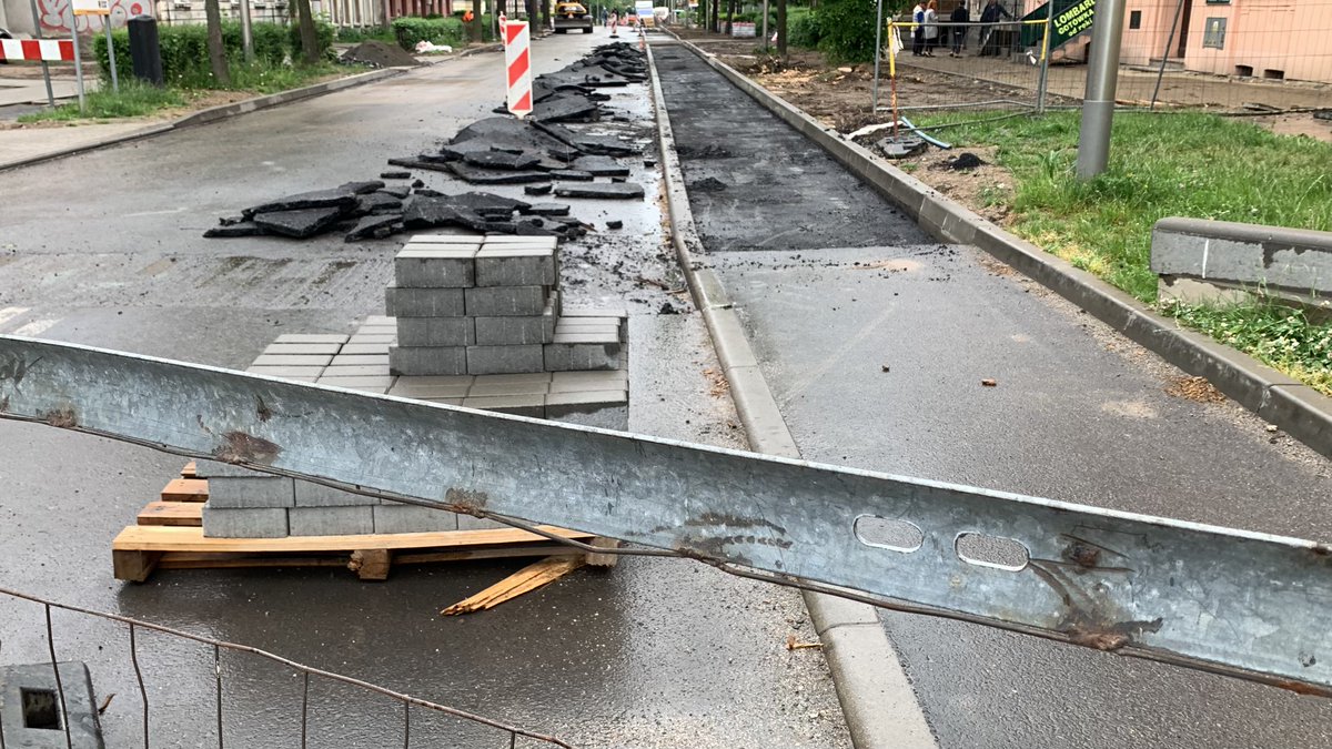 pguszala's tweet photo. 🚧Chyba nie wszystko idzie zgodnie z planem przy realizacji II etapu przebudowy alei Wojska Polskiego w JG. 🚧Dzisiaj 25.05.pracownicy wykonawcy zrywali świeżo położoną warstwę nawierzchni na przyszłej ścieżce rowerowej. Stało się to na odcinku pomiędzy ulicą Grottgera a Matejki https://t.co/R88JqFoYYd