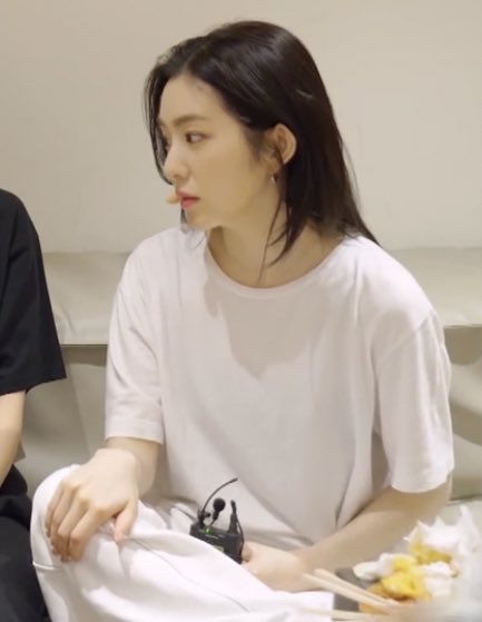 3___2__9's tweet photo. 여름 기대되는 이유 중 하나는..
흰 반팔티 입은 아이린을 볼 수 있기 때문🫠 https://t.co/U4rKGCPXYy