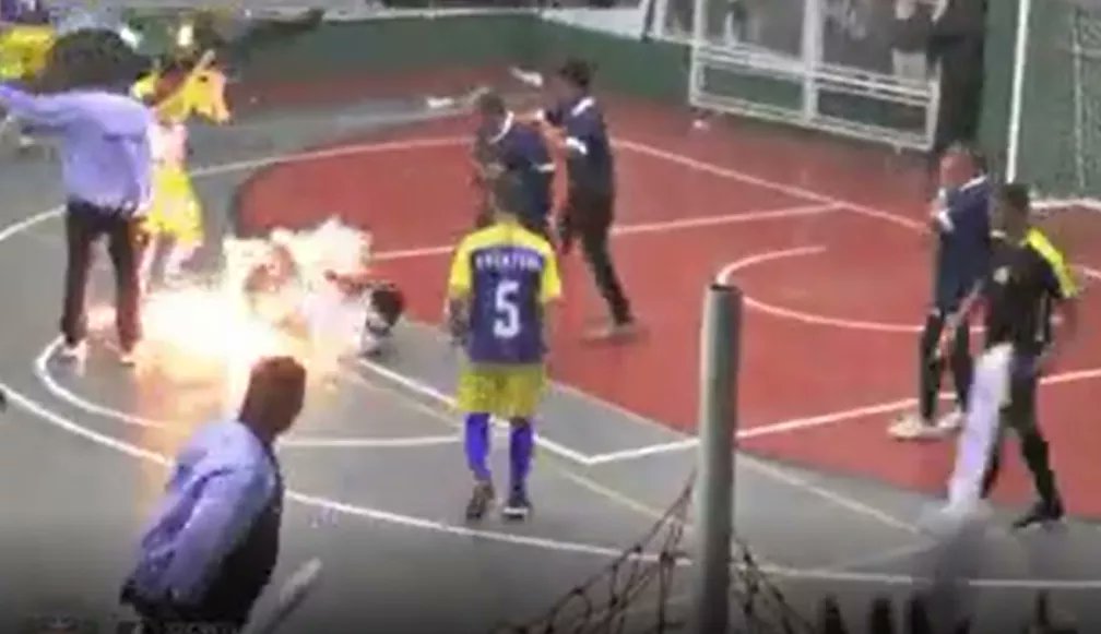 🚨 Cenas fortes 🚨

Jogador de futsal fica ferido após ser atingido por sinalizador durante jogo no interior de SP ➡️ glo.bo/3wNdeXJ