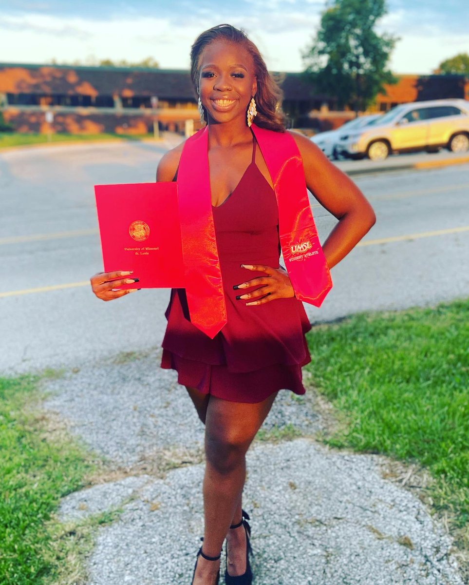 UMSLWBB's tweet image. Today we celebrate the graduation of Kiara Stewart– DON’T WORRY FANS, Ki will be back for her 5th year at UMSL! Ki graduated w/ a degree in Business Administration w/ an emphasis in Marketing. Ki earned a minor in Communication, earning a 3.4 GPA. Ki is a 1st generation grad!