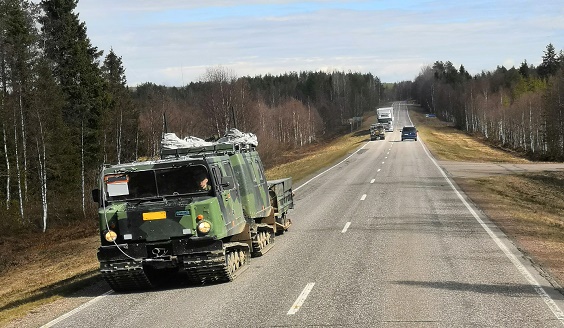 Maavoimat's tweet photo. Lightning Strike 22 -harjoituksen paluumarssit pohjoisesta etelään alkavat, pääosin to-pe 26.-27.5.2022. Muulle liikenteelle voi aiheutua hetkittäin haittaa. Lue tarkemmin: https://t.co/VUYmCP4xWd #LIST22 #maask #maavoimat #liikenne #jpr #kaipr https://t.co/3VeoCPj3Dx
