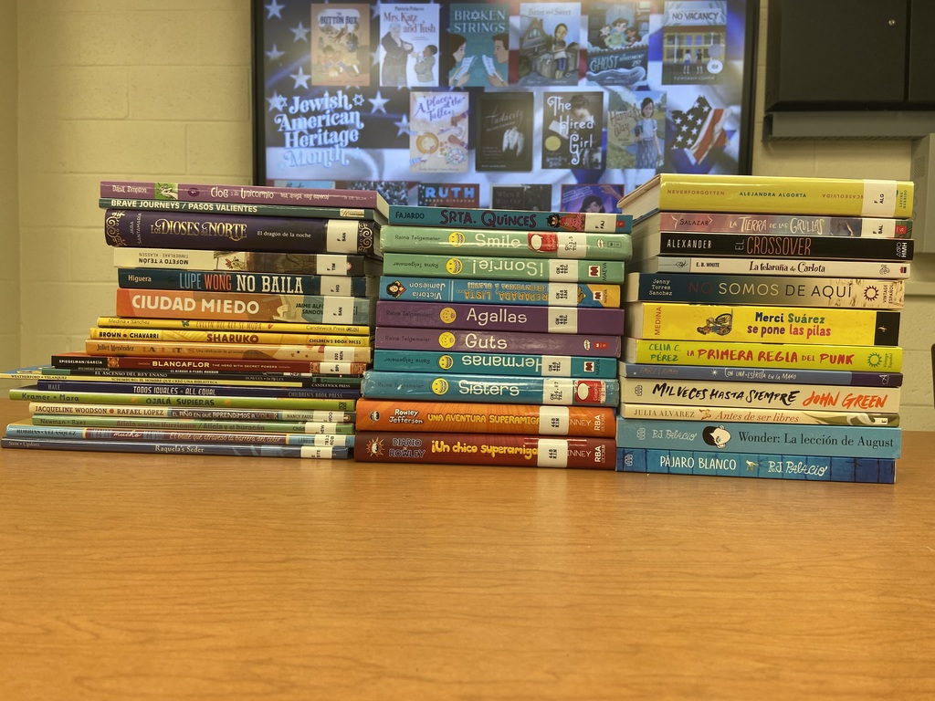 PrincipalELVHS's tweet photo. Felicidad es... cuando mi biblioteca tiene los libros que a mí me encantan en mi lengua materna!
Happiness is...... when my library has the books I love in my native language!
#RMMSLibrary @MrsStatty https://t.co/KSVZFJa6xl