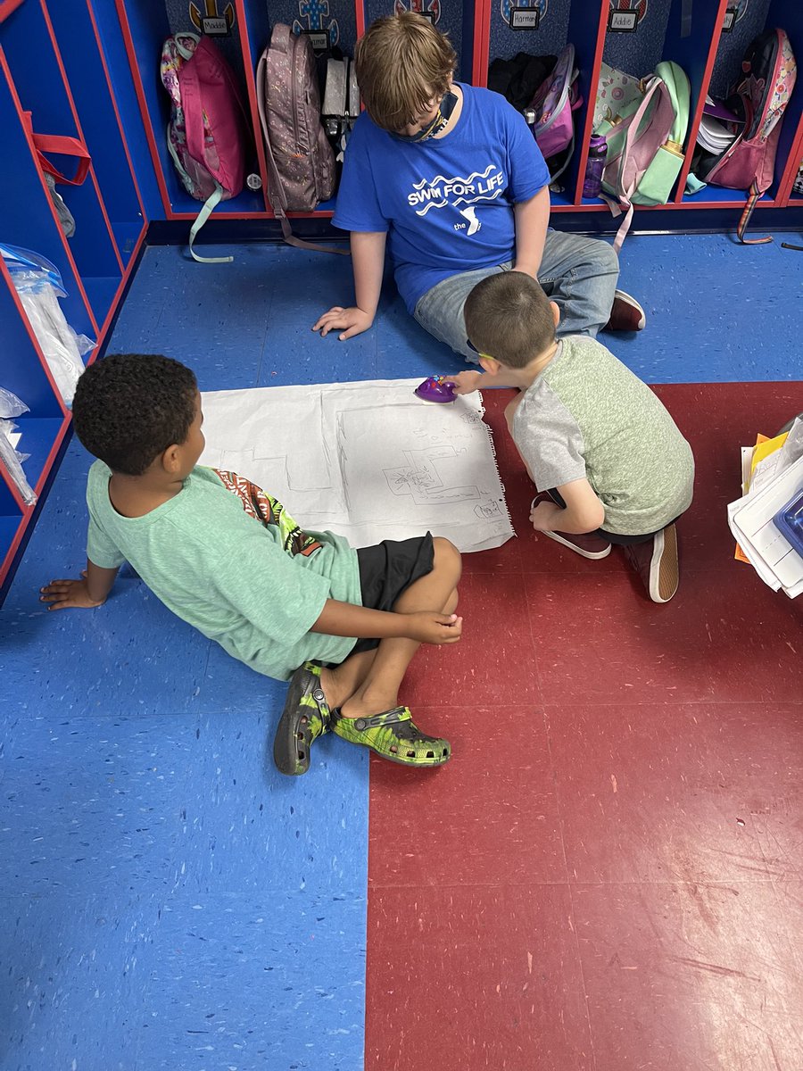 mclearyeducator's tweet image. We had so much fun teaching our kindergarten friends about coding and bugs, another exciting day at LES! #coding #codeandgomouse #stream #leaders @msnneighborhood @brunscoschools @GirlsWhoCode