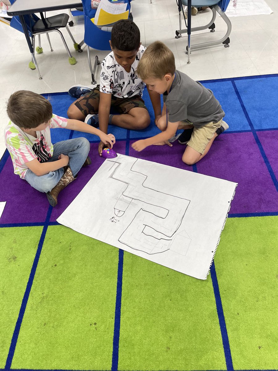 mclearyeducator's tweet image. We had so much fun teaching our kindergarten friends about coding and bugs, another exciting day at LES! #coding #codeandgomouse #stream #leaders @msnneighborhood @brunscoschools @GirlsWhoCode