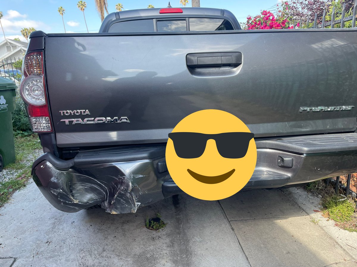 Friends me chocaron la camioneta  gris con placas de California atrás  y dicen que soy culpable!!!! que poca madre con las aseguranza siempre tratando de salir sin pagar pero qué tal para cobrar si son buenos!!!