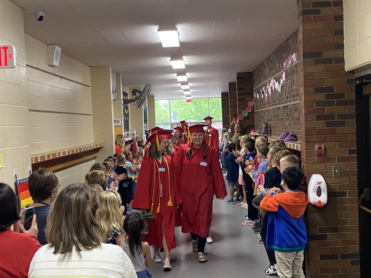 MaryRenning's tweet photo. Celebrating our Lakeview Elementary Seniors - Class of 2022 - We are proud of you and thank you for visiting us today.  #LVLasers @NeenahSchools https://t.co/saqVibDOF1