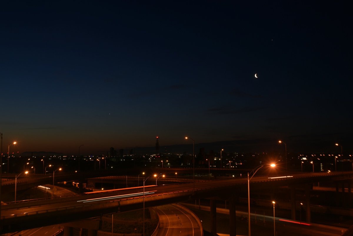 RobinEdgar's tweet photo. I got up early this morning to get these photos of the conjunction of #Jupiter and #Mars above the waning crescent Moon.
#Venus is low on the horizon to the left (north).
https://t.co/qzQrwW6dNa
#UrbanAstroPhotography #MTLastro #MarsJupiterConjunction #JupiterMarsConjunction https://t.co/MjfbloBDeX
