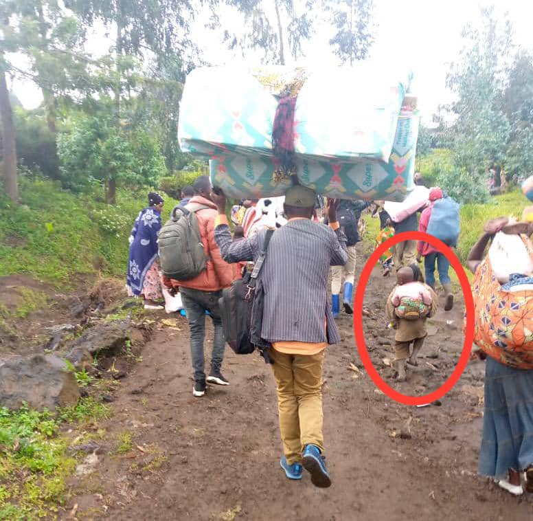 DarioCongo's tweet photo. L’heure est grave. Il faut organiser l’aide d’urgence; il pleut ce soir; il fait froid; des milliers de personnes dorment dehors, le ventre vide; tous ces enfants terrorisés par la guerre ;l’histoire infernale de notre région qui se répète comme un cauchemar sans fin https://t.co/aQTG4wMX4t