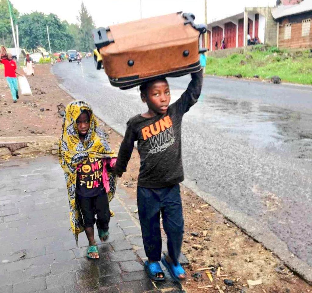 DarioCongo's tweet photo. L’heure est grave. Il faut organiser l’aide d’urgence; il pleut ce soir; il fait froid; des milliers de personnes dorment dehors, le ventre vide; tous ces enfants terrorisés par la guerre ;l’histoire infernale de notre région qui se répète comme un cauchemar sans fin https://t.co/aQTG4wMX4t