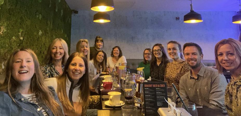 Cyfarfod cynta wyneb yn wyneb Cymuned Dysgu Proffesiynol Arweinwyr Cymraeg y De-ddwyrain gyda chefnogaeth criw <a href="/colegcymraeg/">Coleg Cymraeg</a> a <a href="/ColegauCymru/">ColegauCymru | CollegesWales</a> ers cyn COVID! Llun sy’n llawn llawenydd ar ôl rhannu llwyth o arfer orau er lles y genhedlaeth nesa o siaradwyr Cymraeg 🙌#Cymraeg2050