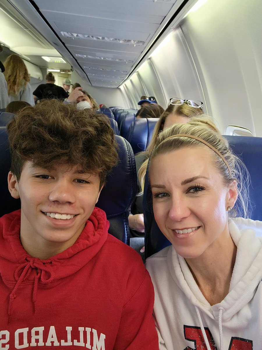 kimschiltz27's tweet photo. Wheels up...✌️ out Omaha. Virginia Beach here we come. #nhscaduals @ShuttWrestling @PatriotsWrestle https://t.co/2c56Fv3asR