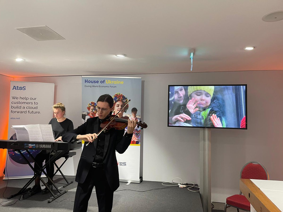techforpeace_io's tweet photo. This great artist dedicated this piece to his best friend who just died in Ukraine while fighting against the war. His best friend was a well-known musician who will be remembered forever.
#wef22 #wef2022 #houseofukraine https://t.co/QkrVLpKp0n