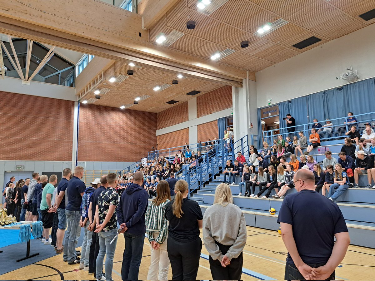 LempoV's tweet photo. Lempo-Volleyn lentiskauden päättäjäisiä juhlittiin yhdessä koko seuraväen voimin Hakkarissa keskiviikkona🤩

Kiitos kaikille lentiskaudesta ja upeista päättäreistä. Onnea kaikille palkituille! Palkinnot julkaistaan myöhemmin tarkemmin kuvien 
 #Lempäälä #lentopallo https://t.co/KuHHF1MRpD