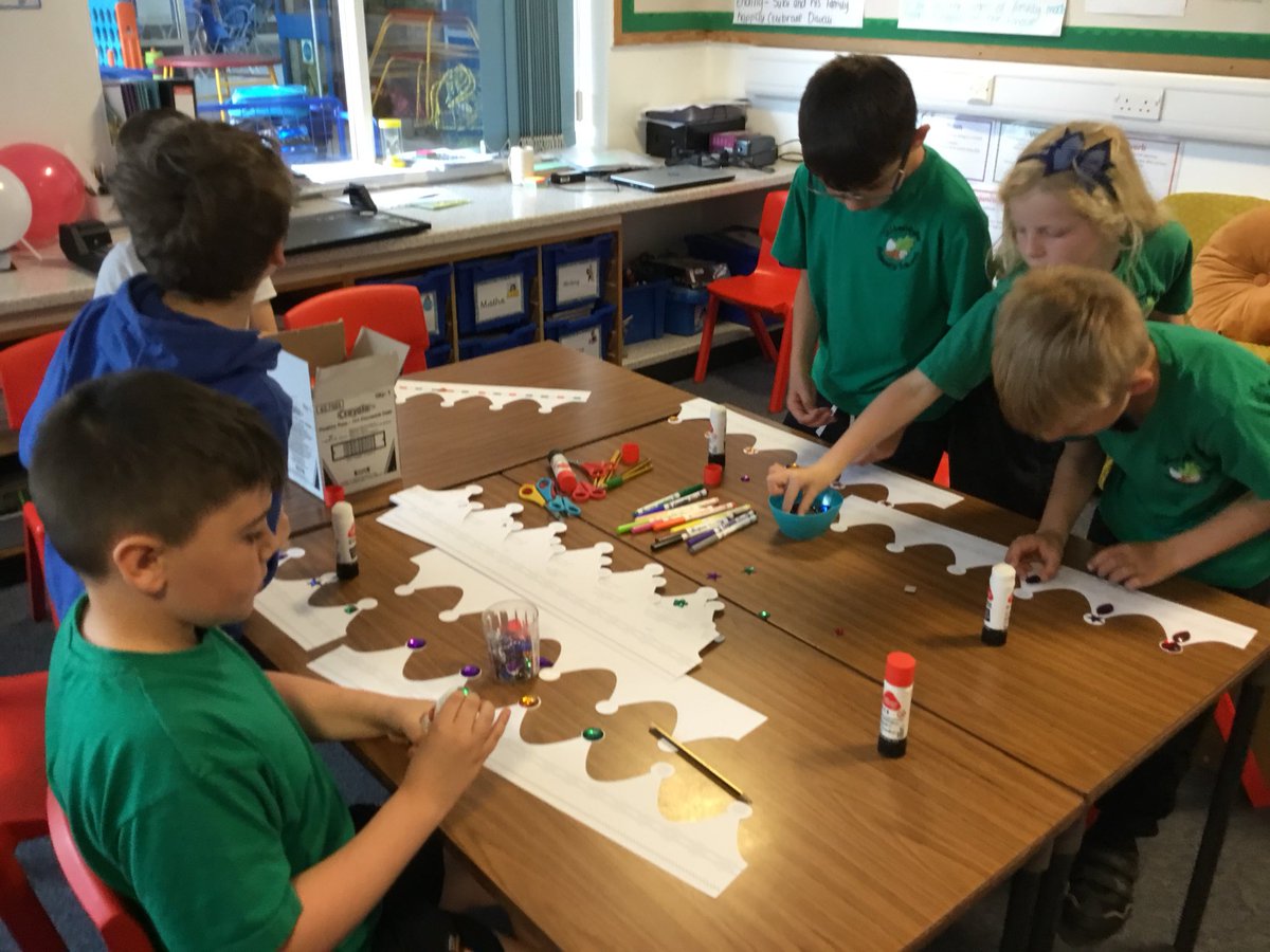 GilberdykeRocks's tweet photo. House fun with Horse Chestnut π¬π§#queensplatinumjubilee #GPScommunity https://t.co/N8IzyZJMpQ