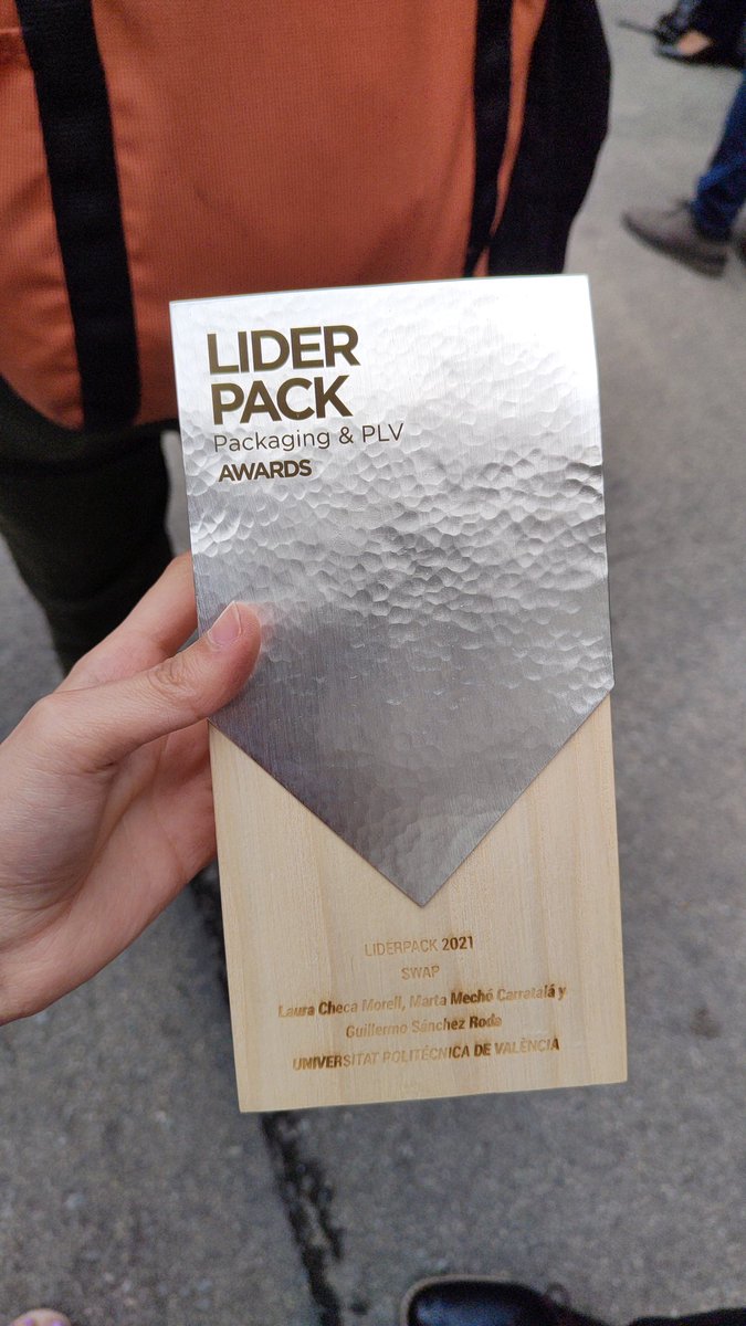 designed_by_lau's tweet photo. Recogiendo el premio #liderpack por el proyecto Swap en #HISPACK22 😊🙌🏻🙌🏻
Sí, hoy me he saltado la clase @NettDigital , pero la ocasión lo merecía 😉
#packaging #awards #design https://t.co/5idkCLZVSH