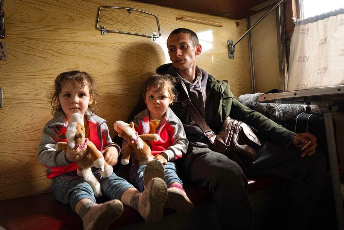 myroslavapetsa's tweet image. This is Dmytro and his beautiful three-year-old twins. They are from Severodonetsk. Their wife and mum died in Russia’s shelling while cooking over an open fire. With no gas or electricity in town, she couldn’t think of other means to feed her family. Pic via Save Ukraine fund