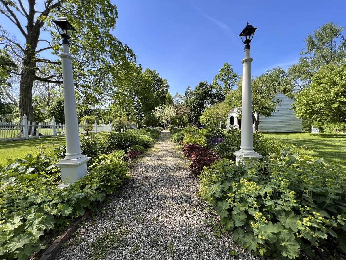 lynnsferrazza1's tweet image. #MayPatternChallenge #PhelpsHathewayHouse @CTLandmarks #suffield #suffieldgardenclub A peak at the beautiful garden @bbrendatweets