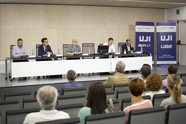 UJIuniversitat's tweet photo. Especialistes del sector del plàstic destaquen la necessitat d’investigar i repensar els usos d’aquest material per a la millora de la societat https://t.co/VfOKyNEzVn https://t.co/Fa9ShsuB5Y