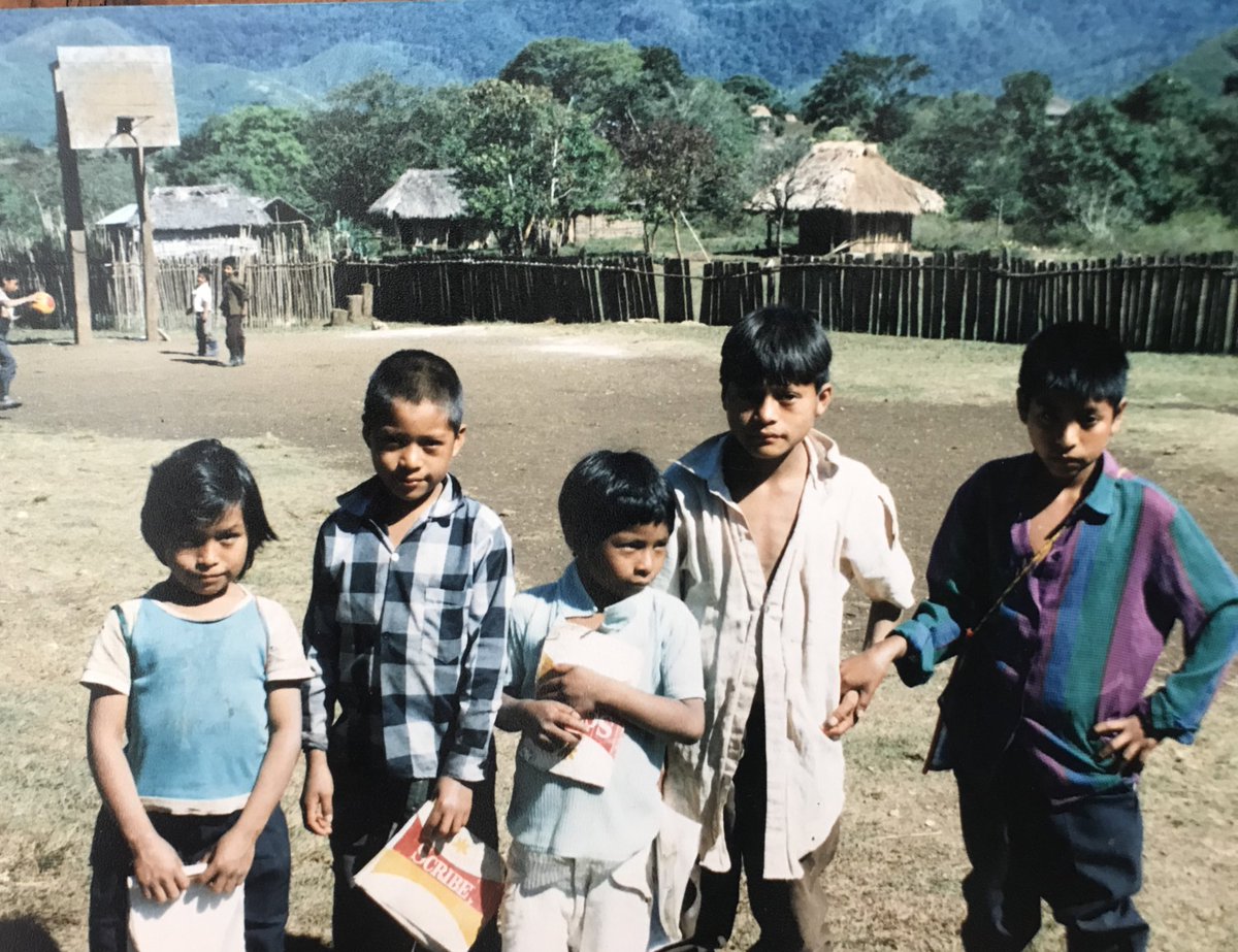 carlosestradac's tweet photo. Mi hermano me encontró estas fotos, noventeras: de mis andanzas universitarias en los 90’s por territorios nahuas de Jalisco y tojolabales zapatistas de Chiapas: origen de mi militancia y de las primeras enseñanzas sobre #viviendatradicional y #materialeslocales https://t.co/RvkQ0bNTbB