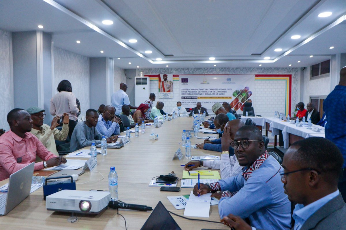 UNIDO_Guinea's tweet photo. Formation et partage d’expérience sur formulation et processus de politique industrielle. Lancement, ChefCab Ministère Industrie et Rep. Pays ONUDI, Mr. Ansoumane Berete @ansberete.
Formulation prochaine nouvelle politique industrielle de la #Guinee.
#industrie @WACOMP_Guinea https://t.co/YQbq7OinJn