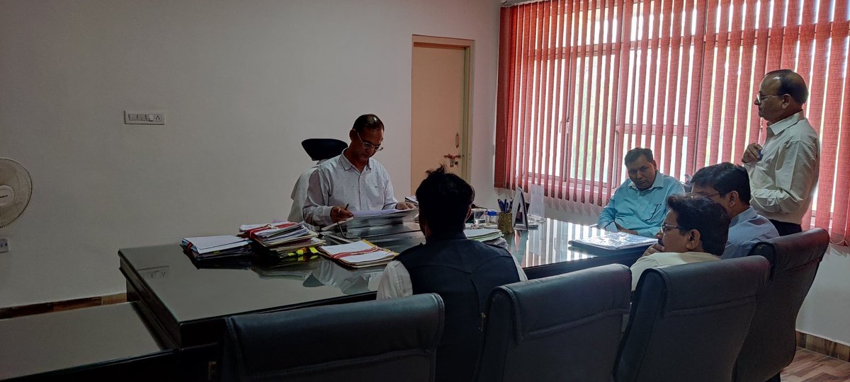 चिकित्सा विभाग की नई भर्तियों नर्स ग्रेड 2, फार्मासिस्ट , रेडियोग्राफर ,लैब टेक्नीशियन ,ईसीजी टेक्निशियन की विज्ञप्ति लिखित परीक्षा के माध्यम से जारी कराने को लेकर अतिरिक्त निदेशक के सुरेश नवल जी से मुलाकात की, 
उसके बाद चिकित्सा सचिव डॉ पृथ्वी जी से आज स्वास्थ्य भवन में स्थित