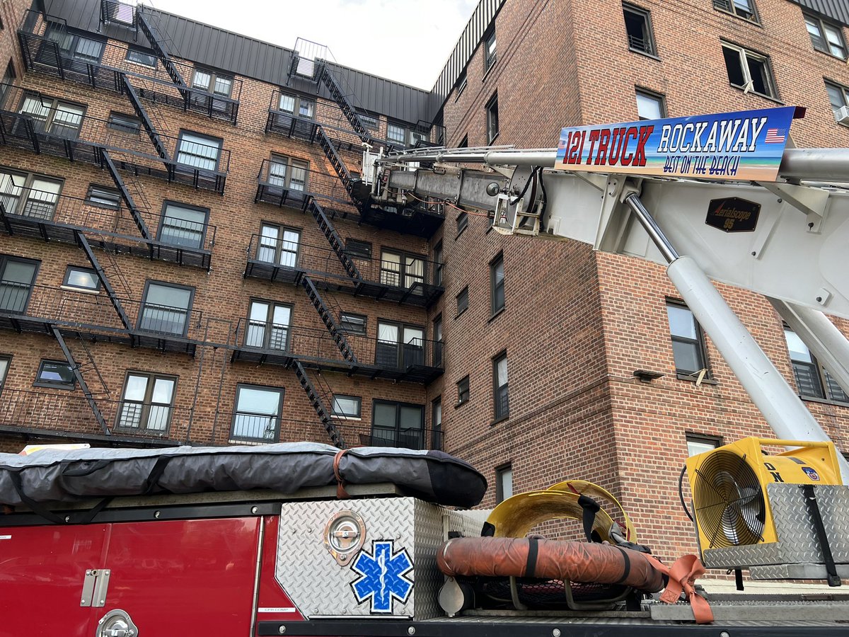 E265L121B47's tweet photo. At 6:17 a.m. this morning, #Engine265, #Ladder121, #Engine328, #Ladder134, #Engine266 &amp; #Battalion47 operated at the scene of a fire on the 5th floor of a non-fireproof, low-rise multiple dwelling. The complex was located on Seagirt Blvd., Far Rockaway, NY.

#bestonthebeach #fdny https://t.co/bm3lusRs9B