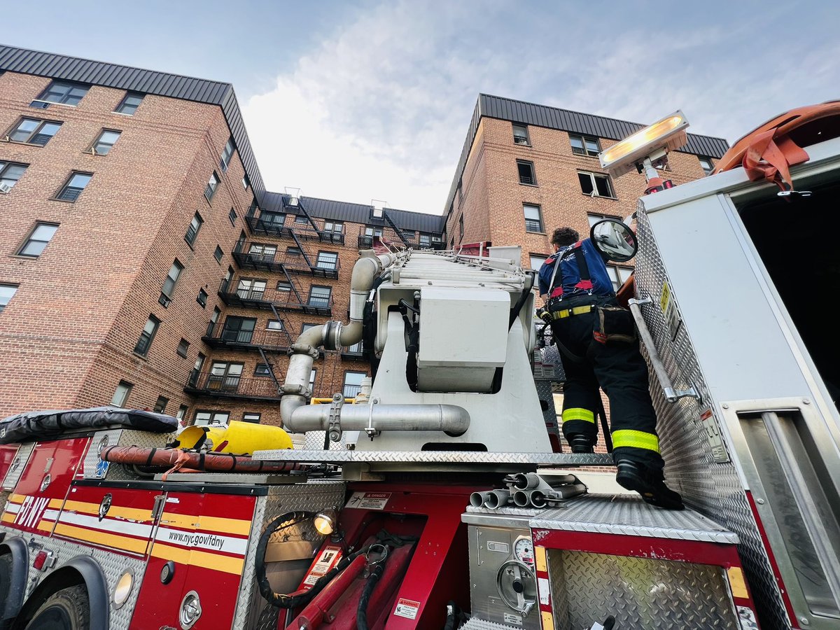 E265L121B47's tweet photo. At 6:17 a.m. this morning, #Engine265, #Ladder121, #Engine328, #Ladder134, #Engine266 &amp; #Battalion47 operated at the scene of a fire on the 5th floor of a non-fireproof, low-rise multiple dwelling. The complex was located on Seagirt Blvd., Far Rockaway, NY.

#bestonthebeach #fdny https://t.co/bm3lusRs9B