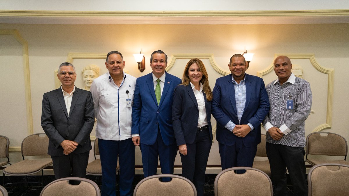 La Comisión Técnica de Duquesa, liderada por el #MinPresidenciaRD sostuvo un encuentro de socialización con <a href="/el_BID/">Banco Interamericano de Desarrollo</a>, @ambienterd, y las alcaldías del Gran Santo Domingo, para analizar el cierre progresivo del vertedero de Duquesa y su disposición final.