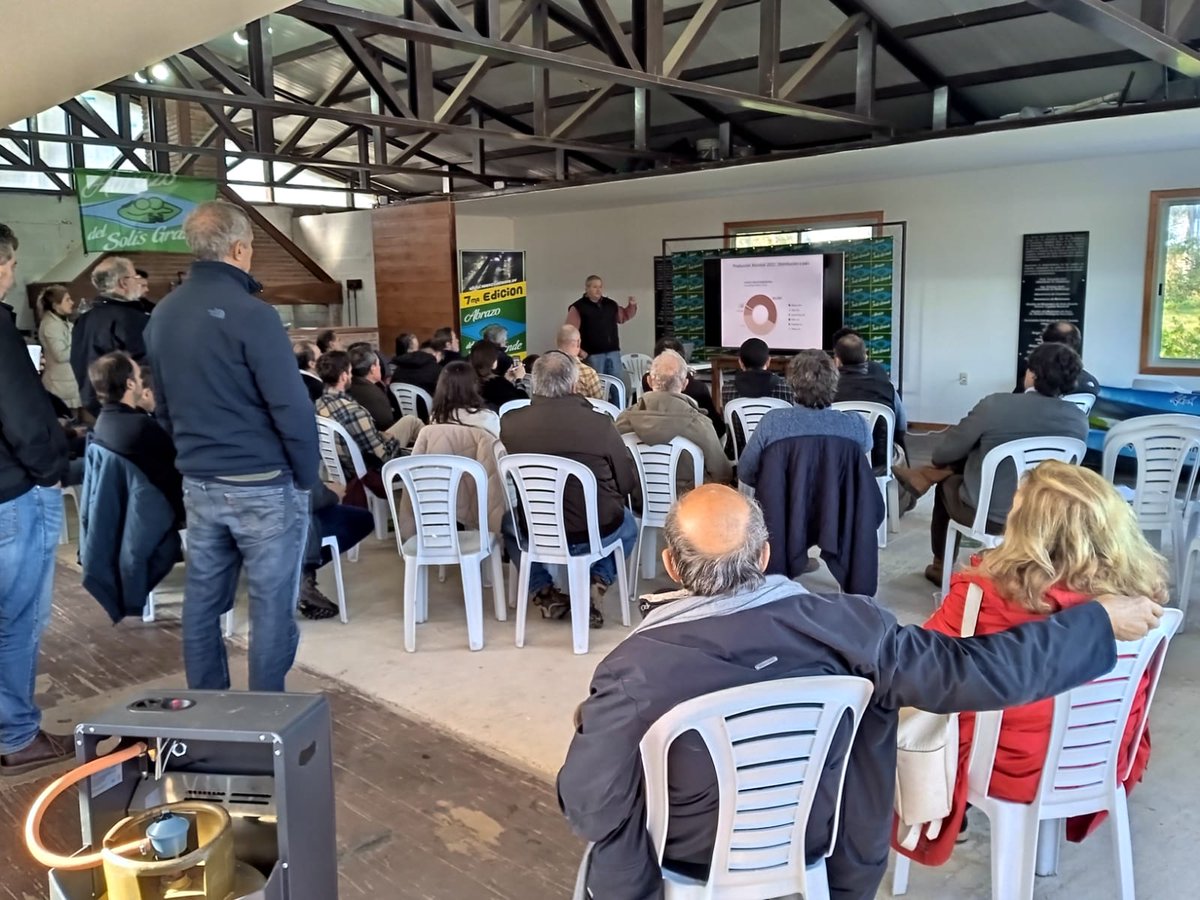 ClusterdelPecan's tweet photo. Más de 40 profesionales del sector pecanero uruguayo y de la región participaron en la primera jornada presencial post pandemia organizada por @PECANuy. Los socios del Cluster, Esteban Etchepare y Mariano Marcó estuvieron presentes compartiendo sus conocimientos. Felicitaciones! https://t.co/ieeA9oemDE