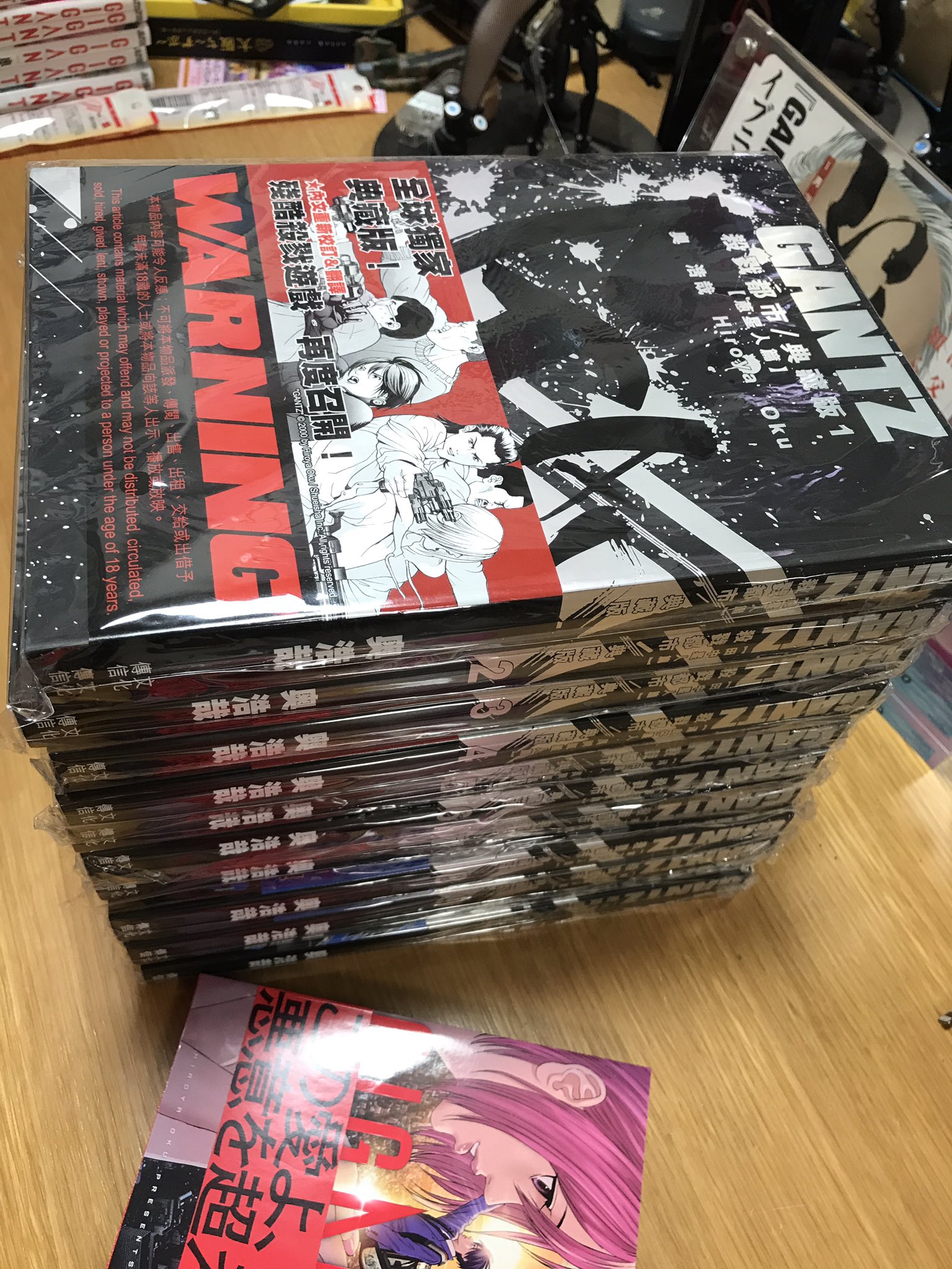 奥 浩哉 Pa Twitter ヤンジャン編集部から Gantz香港版オーサカサイズ単行本いただきました 嬉しい T Co Bsrtf0iunm Twitter
